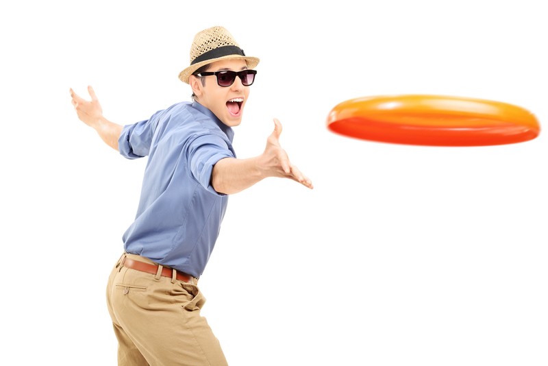 Discul Frisbee este lansat printr-o mișcare din încheietura mâinii