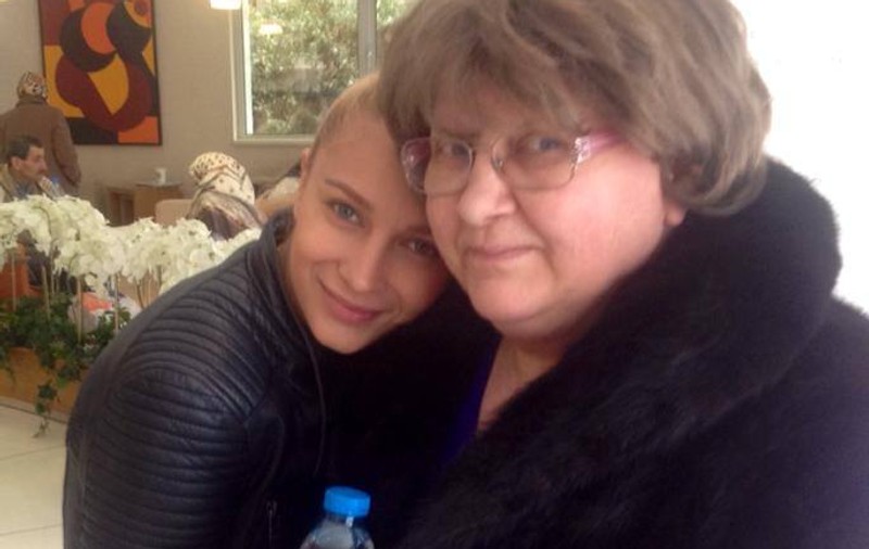 Lora, DUPĂ CE MAMA EI A FOST OPERATĂ: "Rugăciunile voastre au făcut minuni"