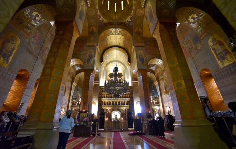 Studiu: românii se declară religioşi şi cred în Dumnezeu, dar nu merg la biserică