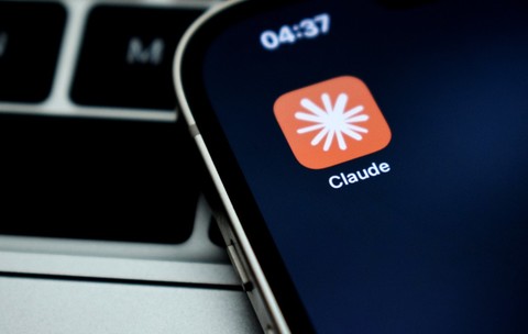 Logo-ul Claude pe un telefon