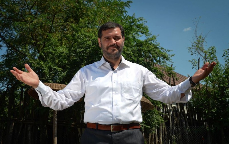 VIDEO EXCLUSIV/ Primarul Vasile din Las Fierbinți dă lecții de dans pe plajă în Vama Veche