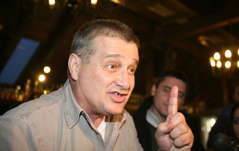 Mircea Dinescu, jefuit la ţară. Pentru a doua oară!
