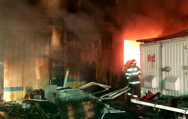 Incendiul care a afectat cel mai mare hotel din Giurgiu, stins după trei ore. Care a fost cauza