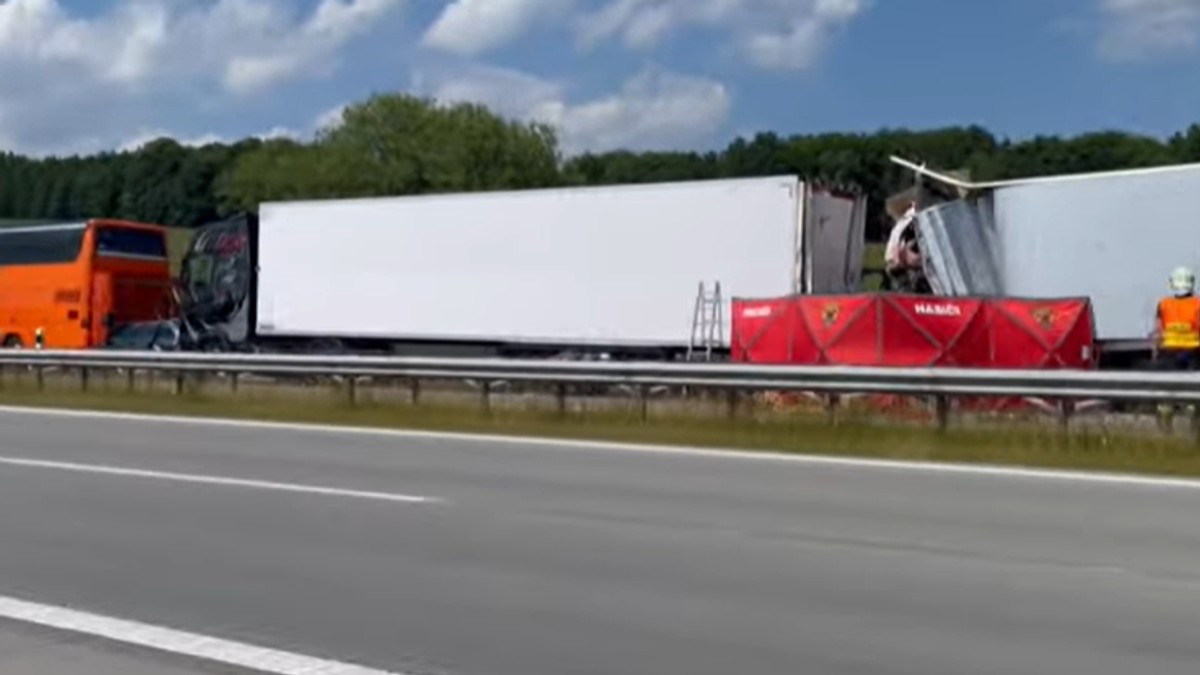 Un șofer român a murit într-un accident pe autostradă din Cehia în care au fost implicate patru mașini