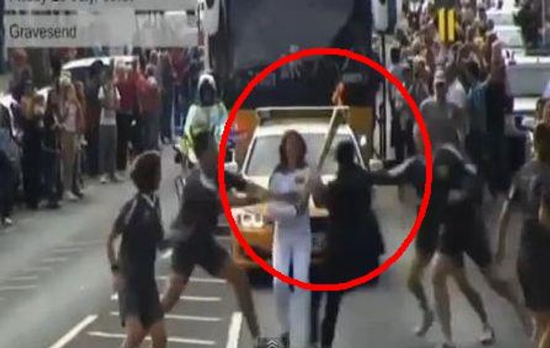 Asta da tupeu! Un englez a încercat să fure flacăra olimpică! | VIDEO