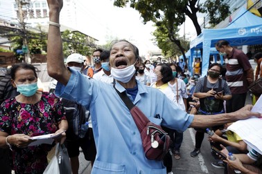 Protest al taximetriștilor thailandezi afectați de măsurile restrictive impuse de stat FOTO: EPA