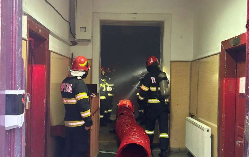 Incendiu în sala de sport a unui liceu din Bistrița. Au intervenit pompierii