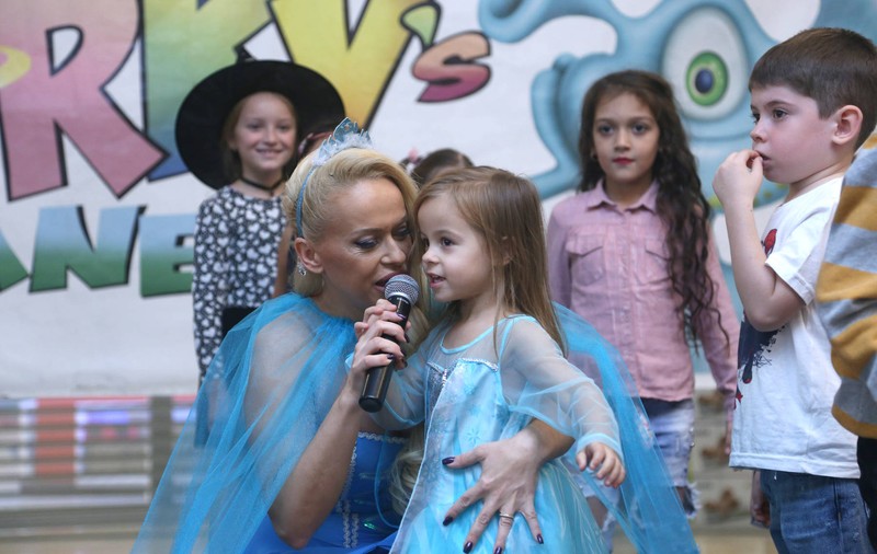 Anda Adam, transformată total. Vedetele au petrecut Halloween alături de copiii lor