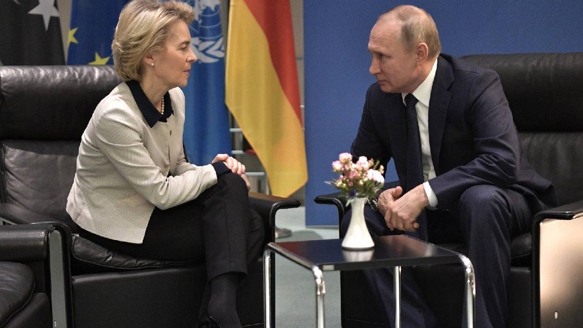 19 ianuarie 2020, Berlin: Președintele rus Vladimir Putin (R) discută cu președinta Comisiei Europene, Ursula von der Leyen, în timpul unei întâlniri bilaterale în marja Conferinței Internaționale de Pace privind Libia de la Berlin.