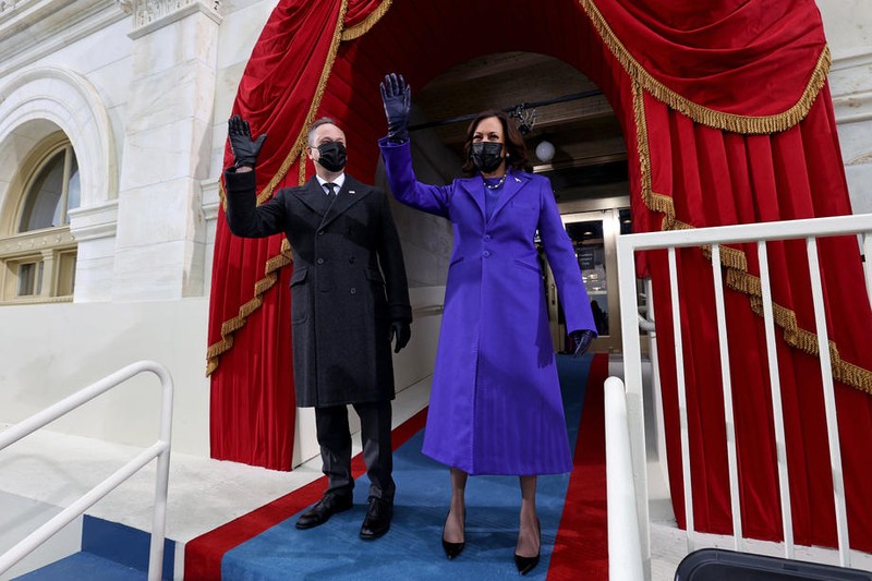 Vicepreședintele SUA Kamala Harris a ales un compleu violet format dintr-o rochie peste genunchi şi un pardesiu de aceeaşi culoare FOTO: EPA-EFE/JONATHAN ERNST / POOL