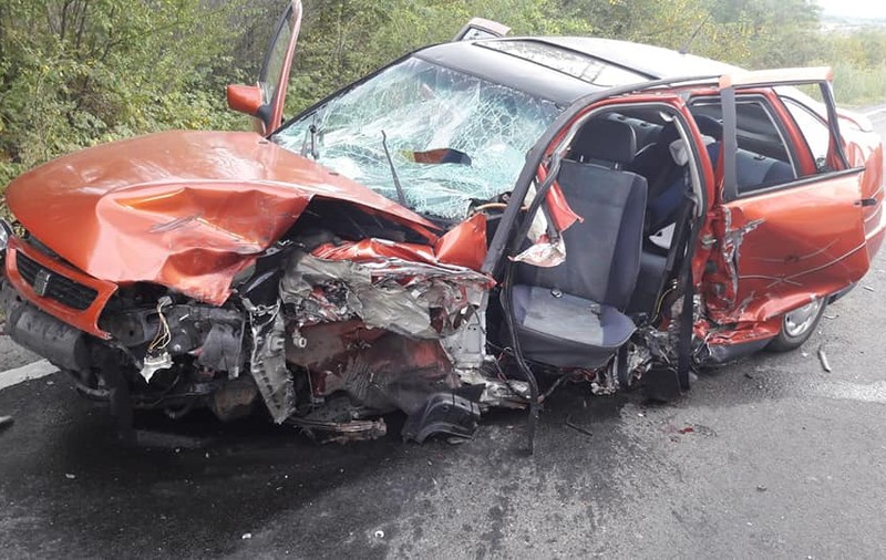 Două autoturisme s-au lovit frontal pe un drum din județul Hunedoara. O persoană a murit și alt trei au fost rănite, între care un copil de 4 ani