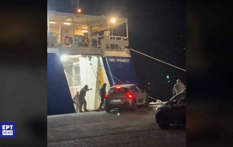 Momentul în care un feribot ridică trapa, fără ca toate mașinile să se fi îmbarcat, în Grecia. Căpitanul a fost arestat