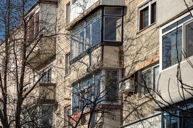 Balconul vopsit cu negru unde a avut loc dubla crimă