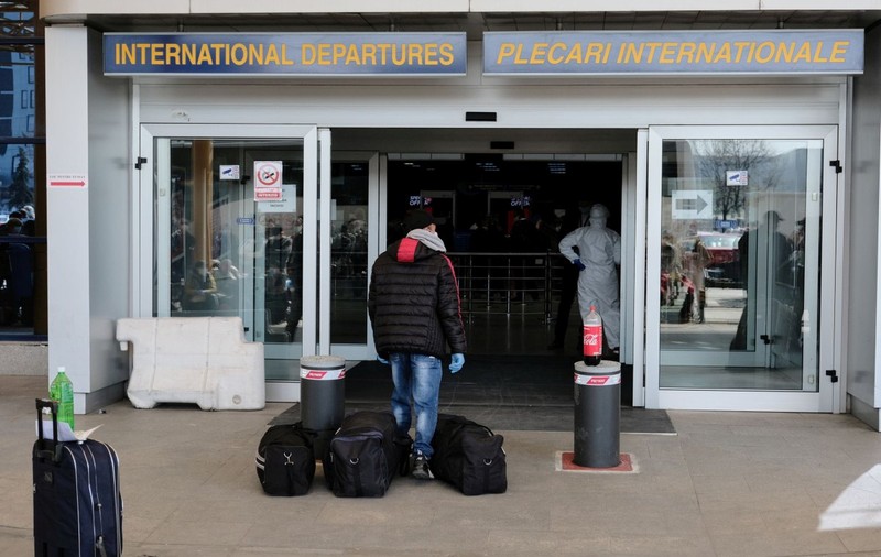 Patru persoane depistate pe aeroportul din Cluj cu teste COVID false