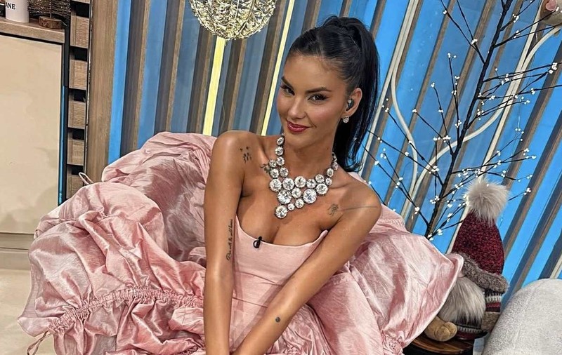 Ramona Olaru în rochie roz