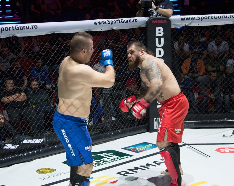 Cea mai tare gală MMA a anului, pe 31 octombrie! Pumni și picioare de la “Ghiaurul” Radnev, “Bombardierul” Pascu, “Rambo” din Copou şi de la “Bestia Moldovei” / GALERIE FOTO