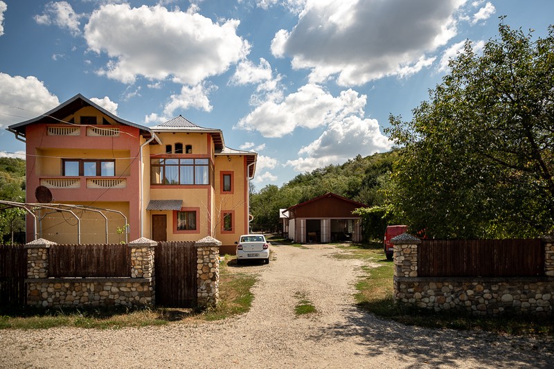 Primarul spune că locuinţa lui din satul Sămara e alimentată cu apă dintr-un puţ