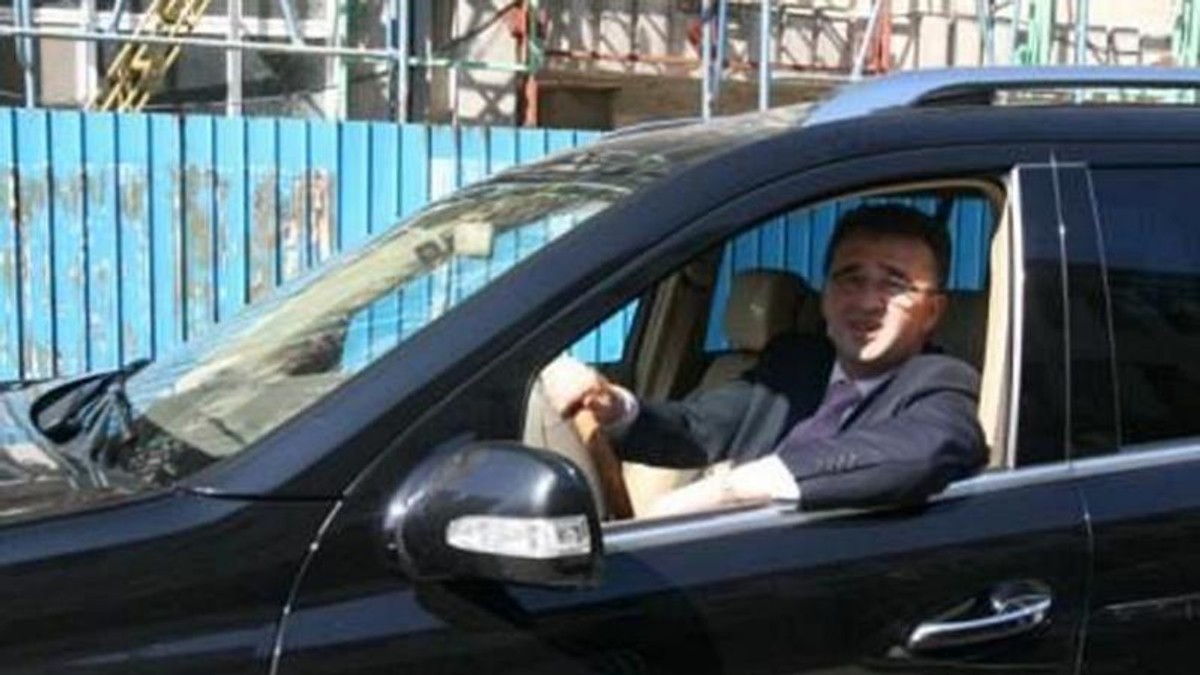 Marian Oprișan conduce mașina mamei sale