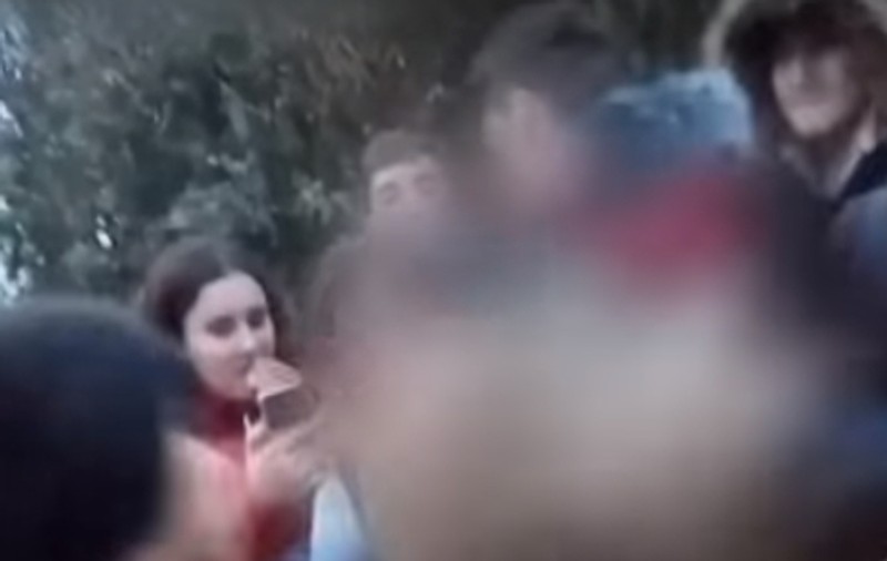 VIDEO | Bătaie sălbatică între două eleve din Ploiești: "Fă, vă bateți sau nu? Că eu iau absență acum!"