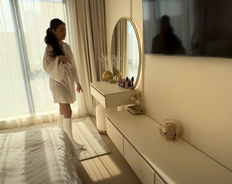 Imagini cu apartamentul din București în care locuiește Andreea Bostănică. Tânăra din Moldova câștigă 20.000 de euro pe săptămână