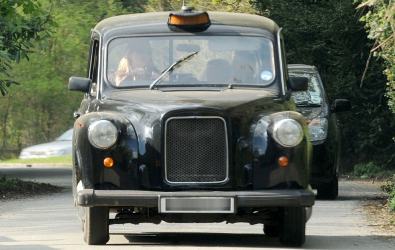 Kate Moss s-a făcut şoferiţă pe taxi!