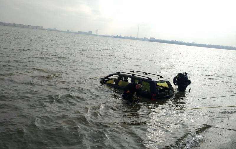 UPDATE: Mașina găsită în Lacul Morii va fi ridicată de Poliție. Nimeni nu știe cum a ajuns în apă | FOTO