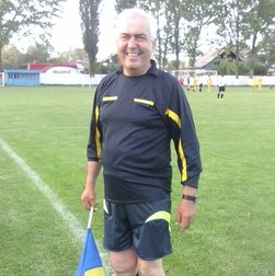 Sandu Neagu, anul trecut, oficiind la campionatul de old-boys, jucători cu vârsta de peste 35 de ani.