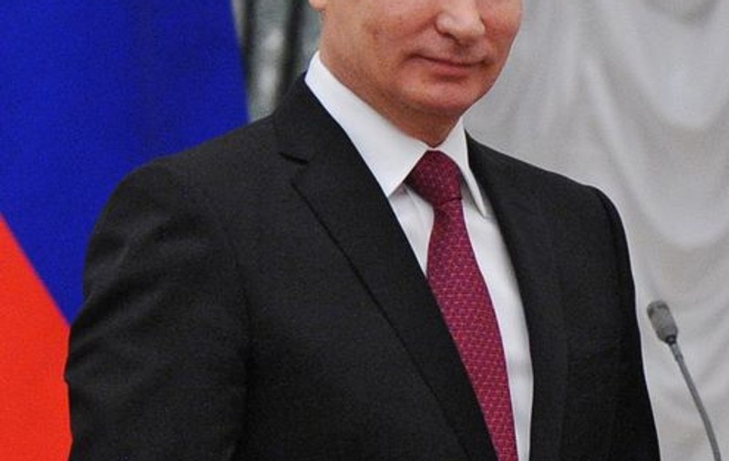 De ce merge Putin cu mâna dreaptă aproape de corp? | VIDEO
