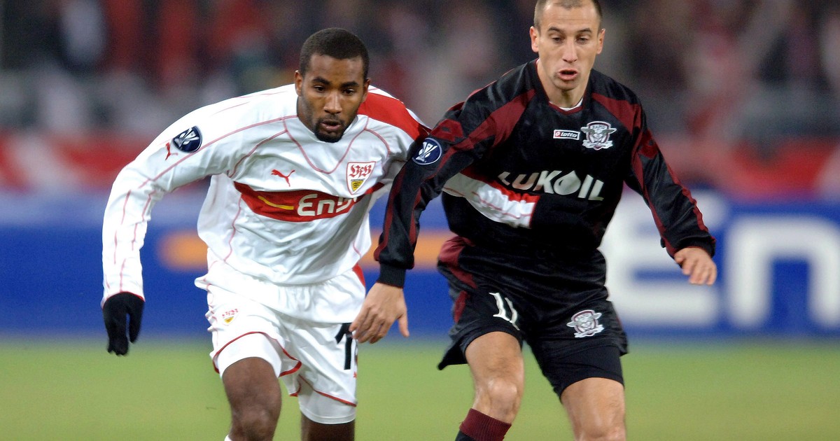 Robert Ilyeș, dreapta, în duel cu Cacau, în timpul meciului VfB Stuttgart - Rapid disputat pe 14 decembrie 2005, în Cupa UEFA FOTO: EPA