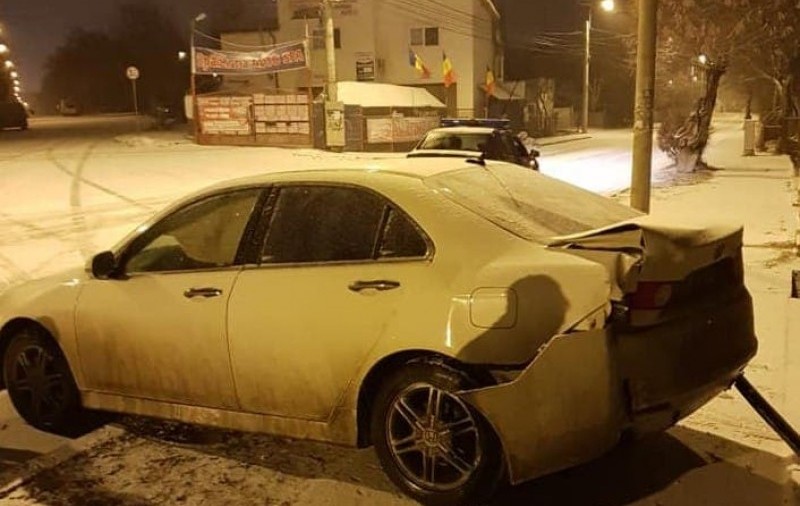 Un șofer din Botoșani a făcut un accident, a fugit, apoi s-a întors pentru a le spune oamenilor legii că altcineva conducea mașina