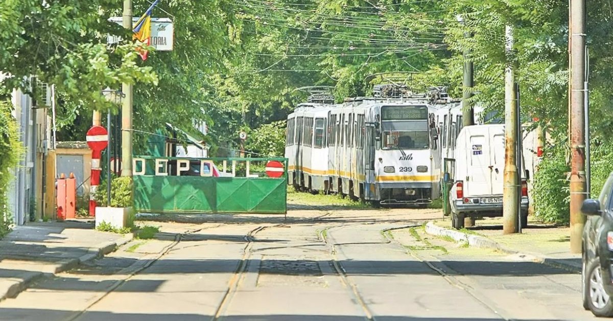 Un tramvai se pregătește să iasă pe poarta Depoului Victoria