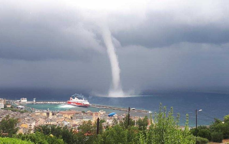 Vreme la extreme, în Europa. Tornadă în Corsica și zăpadă în munții italieni