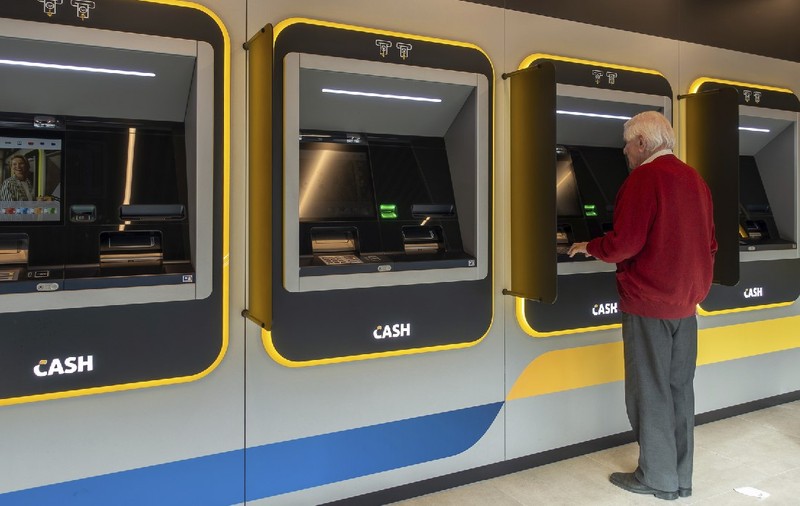 Un bărbat de șaptezeci de ani a fost jefuit de 4.900 de euro, după ce bancomatul i-a înghițit cardul. Cum a fost posibil