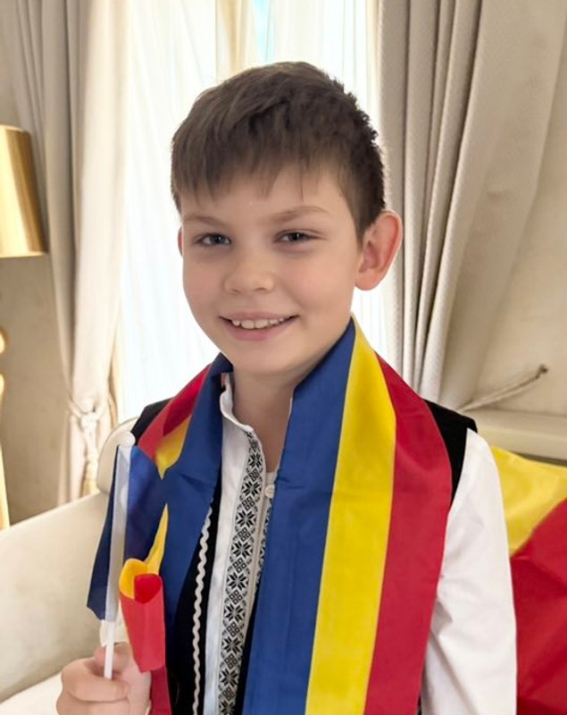 Copiii lui Cristi Borcea și ai Valentinei Pelinel, apariție inedită de Ziua Națională a României. Milan și gemenele poartă costume populare