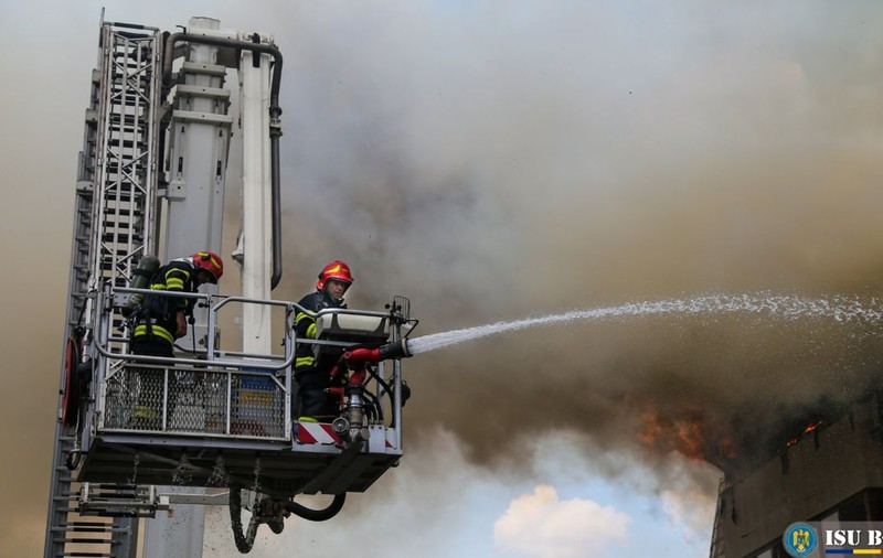 Incendiu de amploare la mai multe afaceri din Voluntari: pompierii au intervenit cu 14 autospeciale de stingere a focului