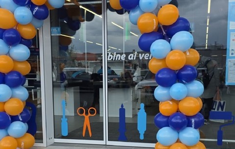 Deschiderea unui magazin de tip discount Action, cu arcada cu baloane albastre, bleu si portocalii la intrare. Foto: Facebook