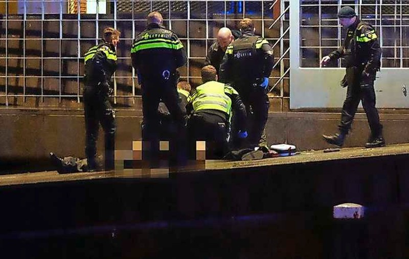 Focuri de armă în fața unei bănci din Amsterdam. Un bărbat a fost împușcat de Poliție / FOTO&VIDEO