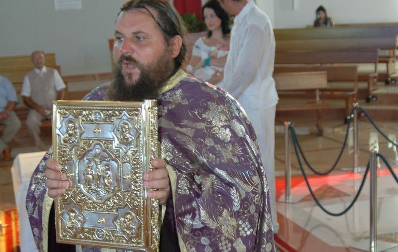 «Sunt preot român, sunaţi la 666 ...»