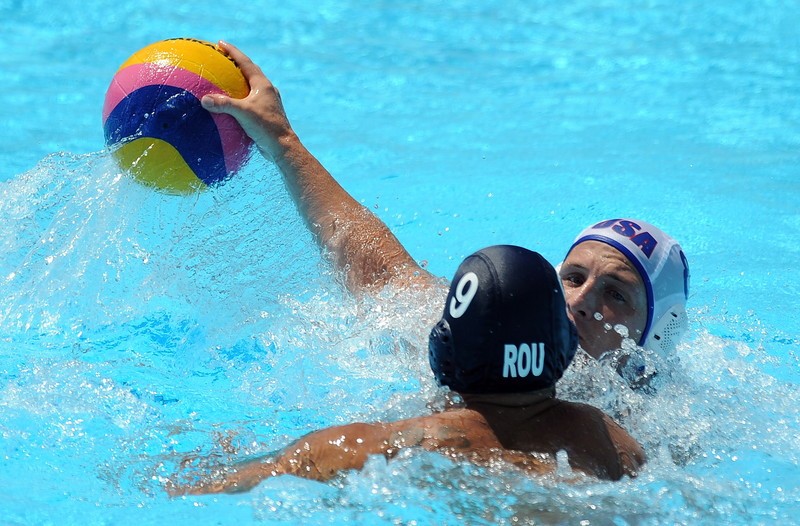 epa01804991 Anthony Azavedo (R) of USA in action against Edward Andrei Dina (L) of Romania, during their Men's preliminary group D water polo match at the 13th FINA World Championship at Foro Italico Swimming Complex in Rome, Italy, 24 July 2009. EPA/SRDJAN SUKI