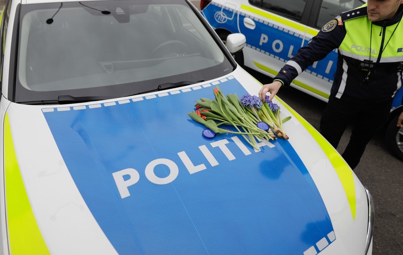 Femei, stați în casă! Poliția nu vă dă decât mărțișoare, nu siguranță