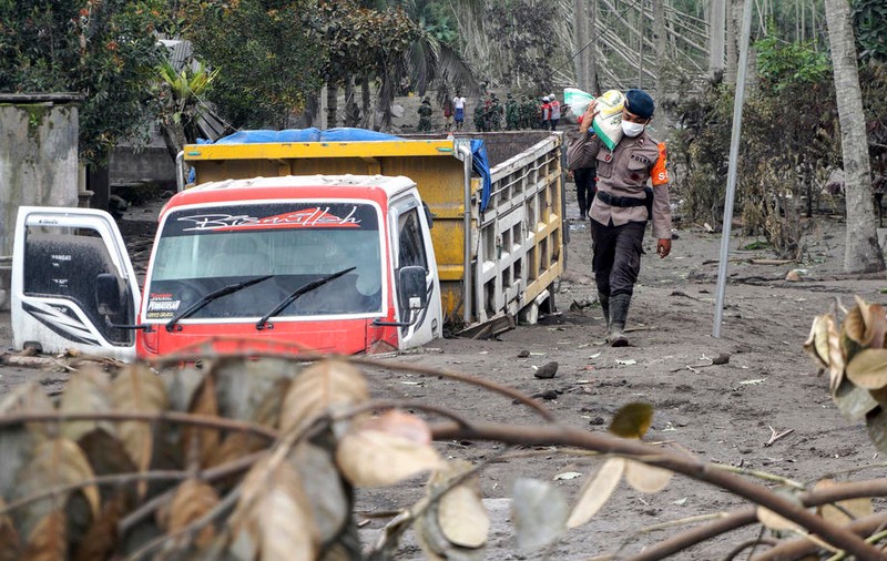 Imaginile dezastrului după erupția vulcanului din Indonezia: mai multe sate, îngropate sub cenușă