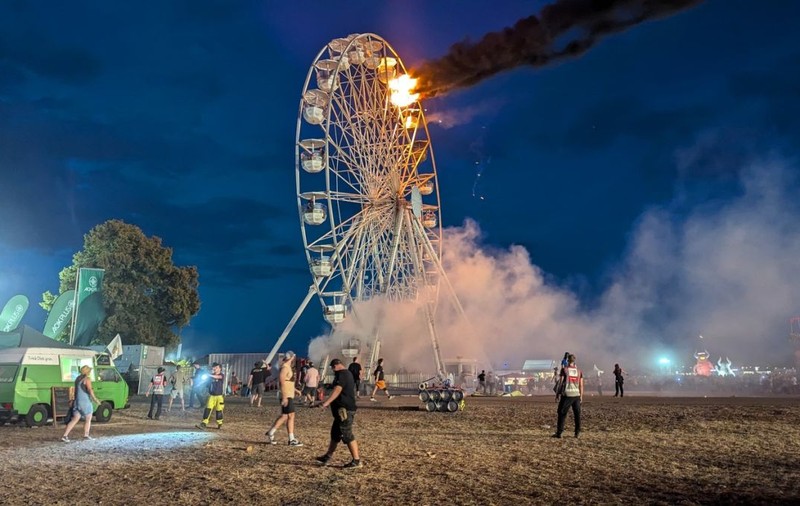 O roată panoramică a luat foc în timpul unui festival de muzică din Germania. Cel puțin 20 de oameni au fost răniți