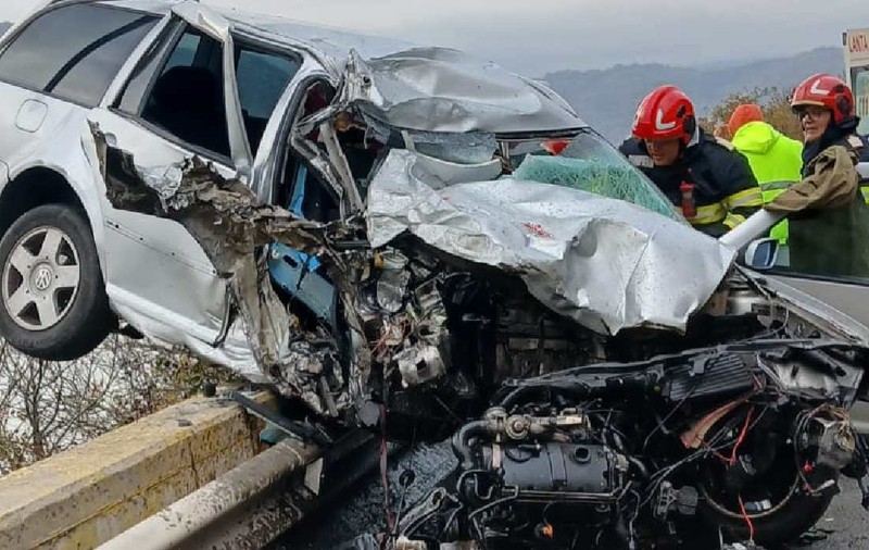Momentul în care o mașină, în care se află o femeie și doi copii, a intrat în coliziune cu un TIR, pe DN6
