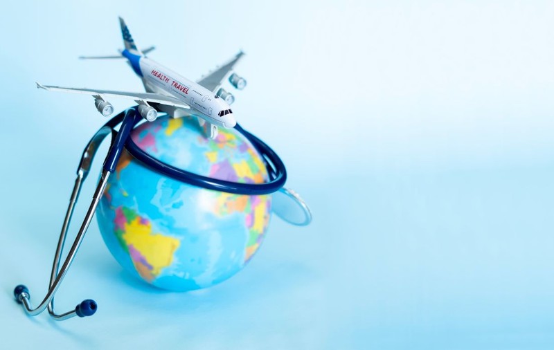 De ce ni se face rău în avion? Ce se întâmplă în corp la altitudine și cum previi urgențele medicale