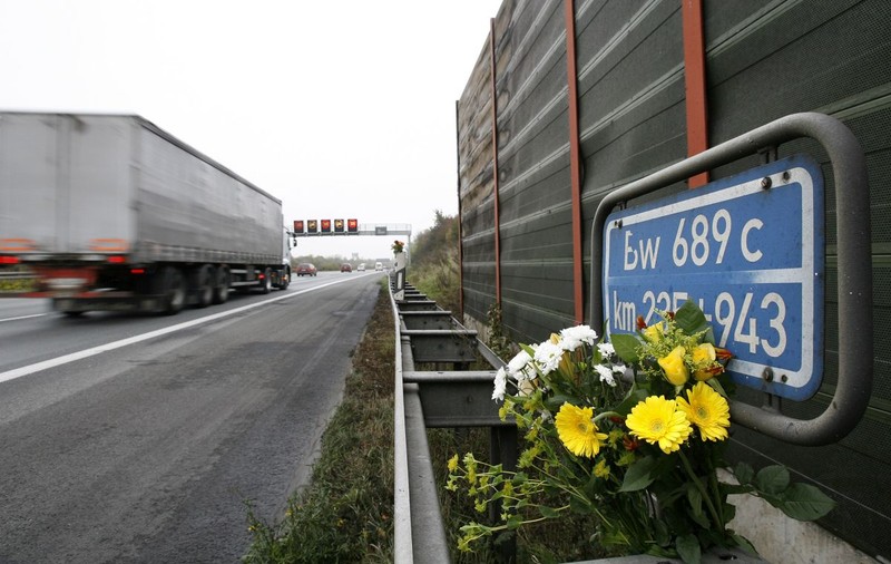 Doi șoferi au murit în același camion, zdrobit de un pod de pe autostradă, în Germania
