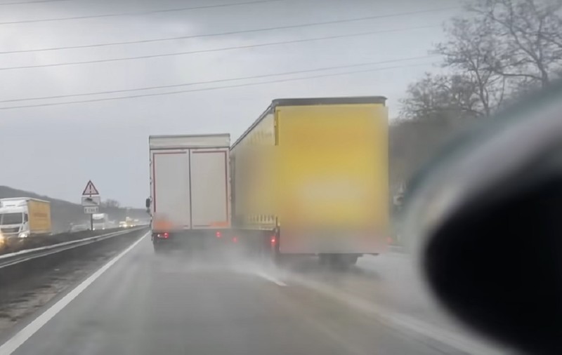 Șoferi de TIR, ca taurii pe autostradă. Se ciocneau unul de altul în viteză, în Ungaria | VIDEO