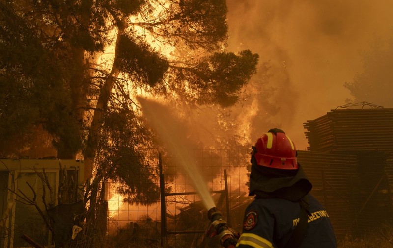 Incendii de vegetație în Grecia. O persoană, găsită decedată într-un magazin distrus de flăcări, la periferia Atenei