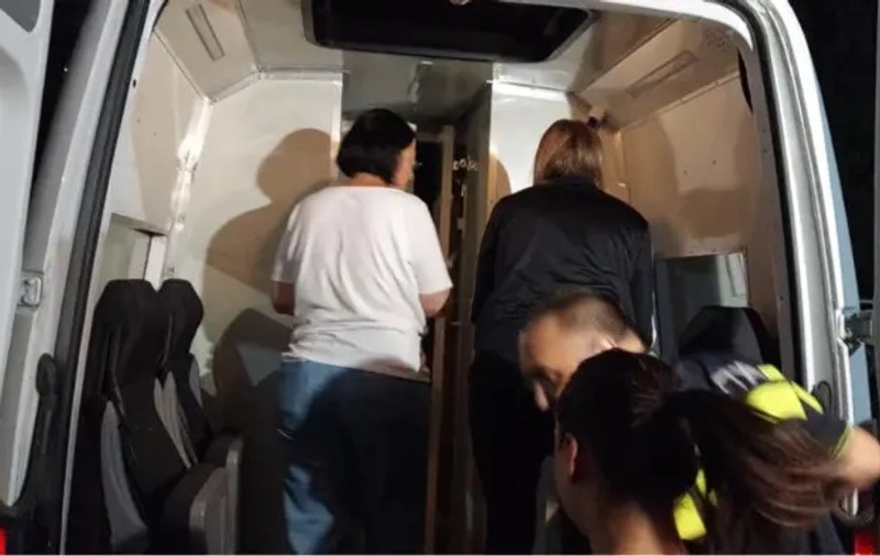 Două polițiste din Fălticeni, acuzate că au furat 940 de litri de alcool și trei lansete din camera cu bunuri confiscate. Au fost arestate