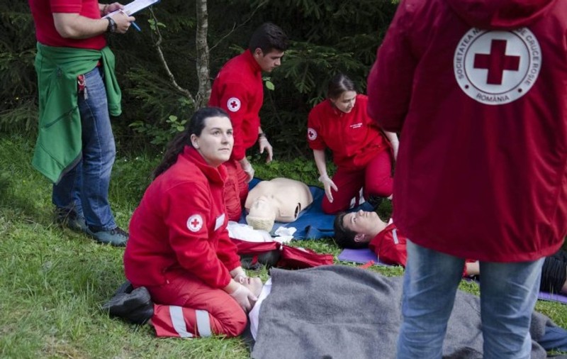 Un bărbat aflat în stop cardio-respirator a fost salvat într-o farmacie de o voluntară Crucea Roșie Sălaj. Larisa a devenit eroină în orașul ei