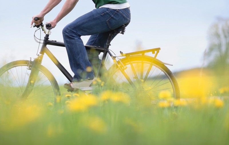 Un bărbat din Craiova a murit după ce a intrat cu bicicleta electrică într-un stâlp de iluminat public